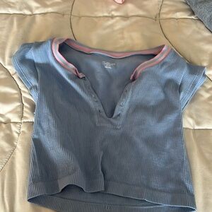 Urban Outfitters cropped T. Tight fitting, blue/pink. Size M/L